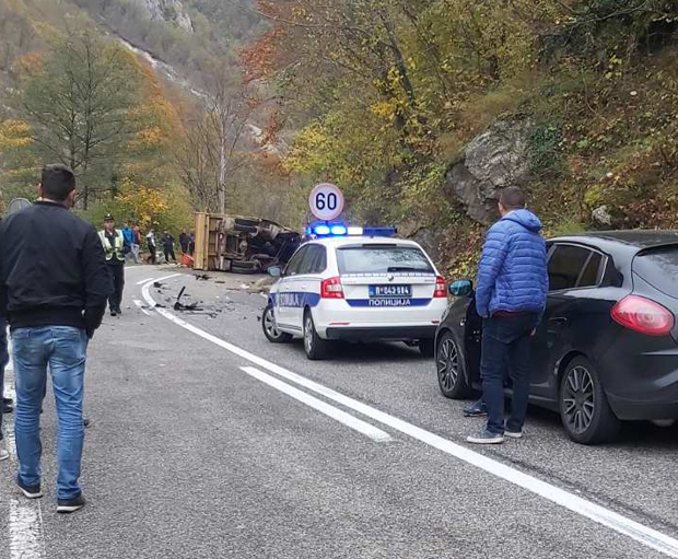 Несрећа код Пријепоља: После судара камион се преврнуо, ауто се зауставио на самој литици